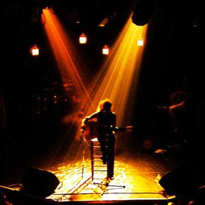 Dominique dimey en concert seule à la guitare