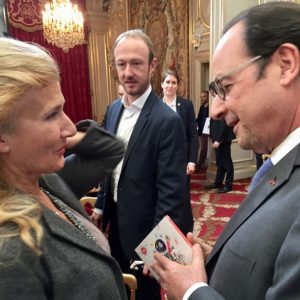 À'l'Elysée Dominique Dimey remet au Président de la République François Hollande son album Enfances Le Droit des enfants.