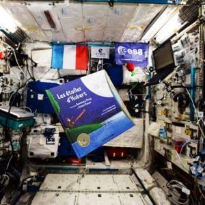 Le livre cd Les étoiles d'Hubert de Dominique Dimey emporté dans l'espace par Thomas Pesquet Mission Proxima