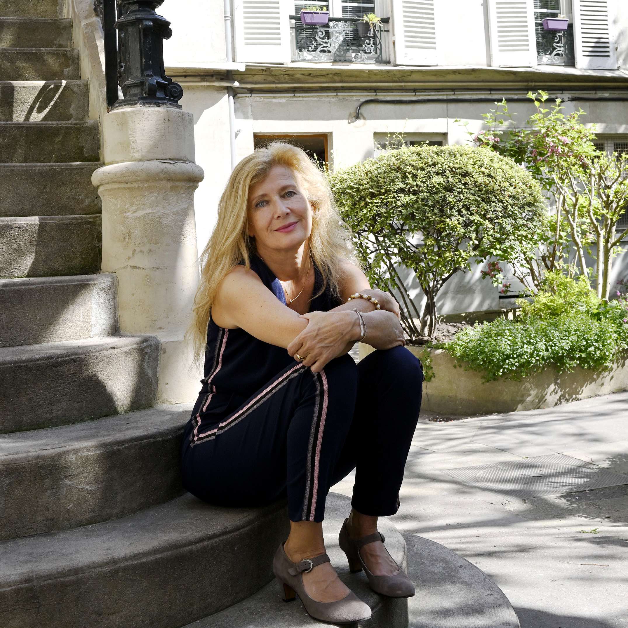 Dominique assise sur les marchesà Montmartre devant l'appartement de son père