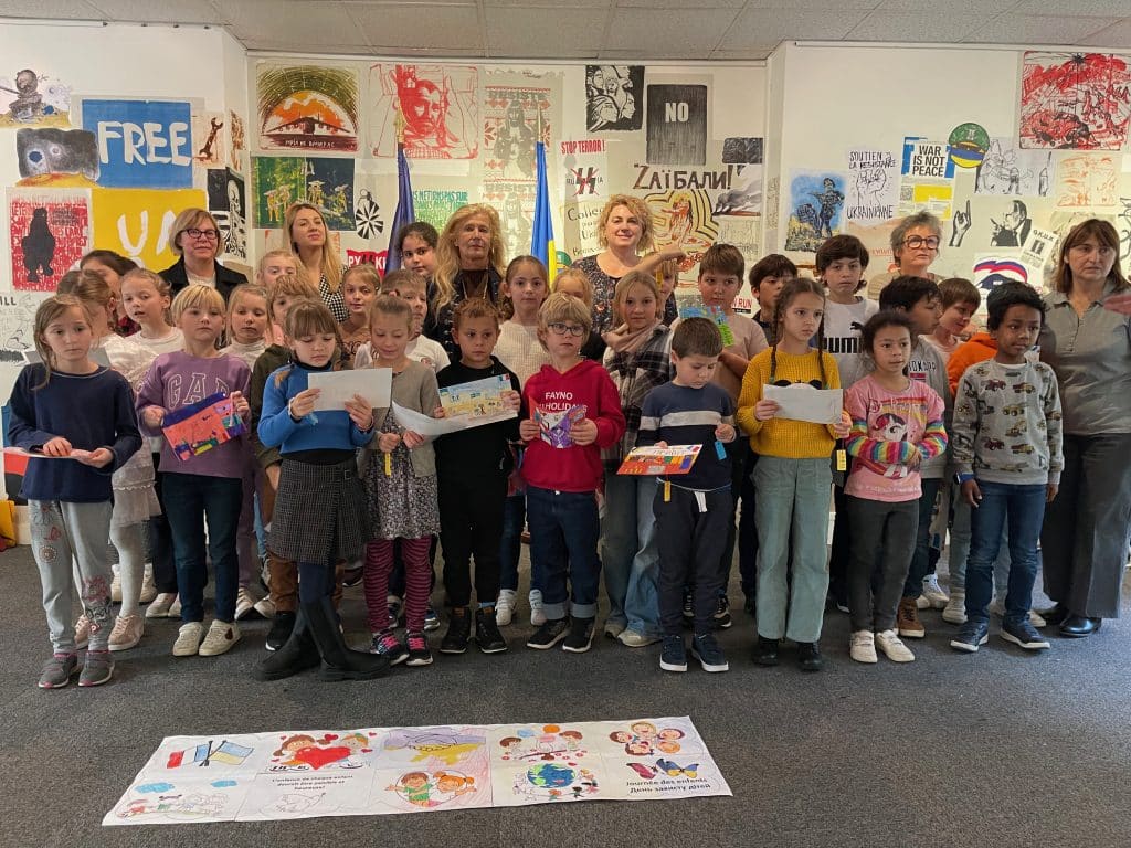 Dominique Dimey et des enfants ukrainiens réfugiés à Paris. Action solidaire