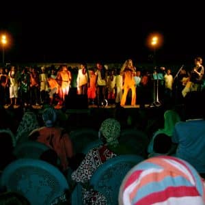 Dominique Dimey chnante le droit des enfants à Mayotte