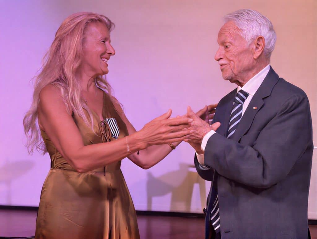 Dominique Dimey Remise de médaille de chevalière de l'ordre des Arts et des Lettres par Gérard Davoust Officier des Arts et des Lattres et président d'honneur de la SACEM